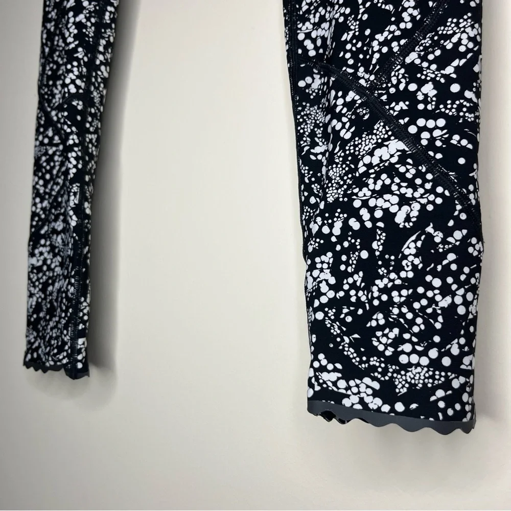 LULULEMON RARE Tight Stuff Chirasu Black Pockets Printed 3/4 Leggings